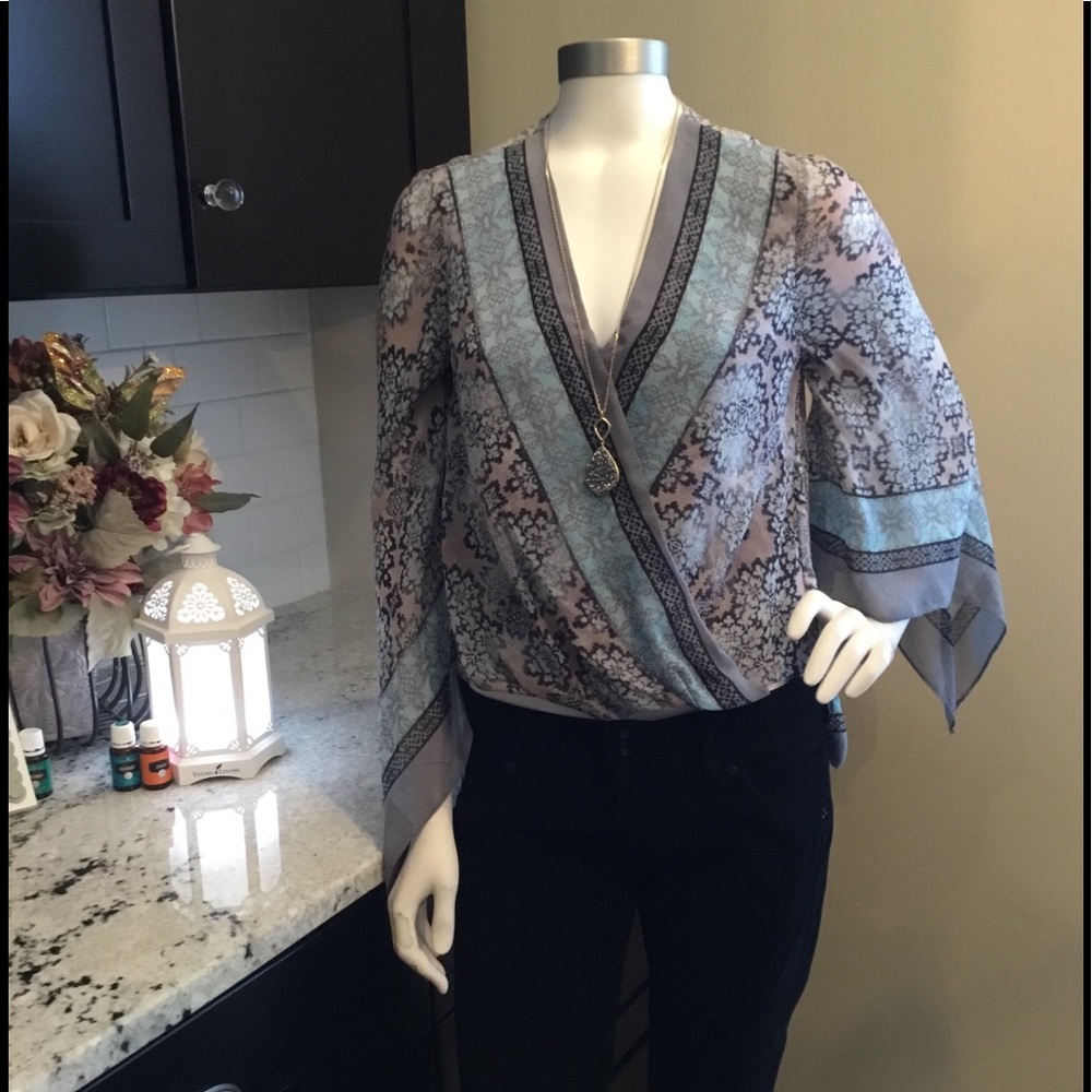 BCBG SILK BLOUSE SZ XS